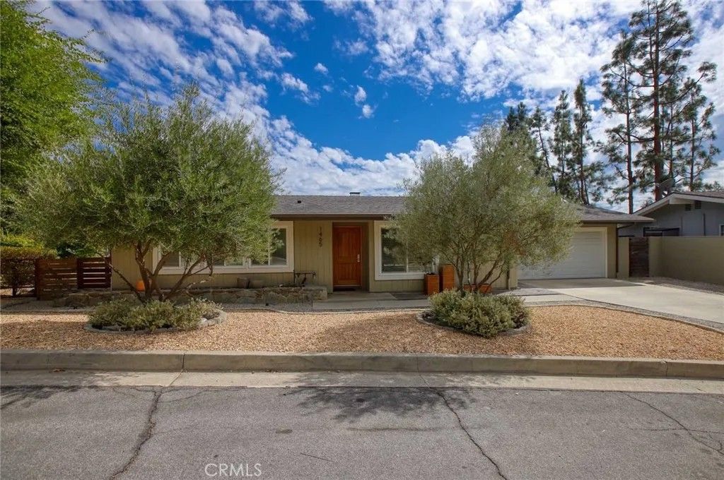 Photo of 1465 Washburn Road, Pasadena, CA 91105 (MLS # SR26015618)