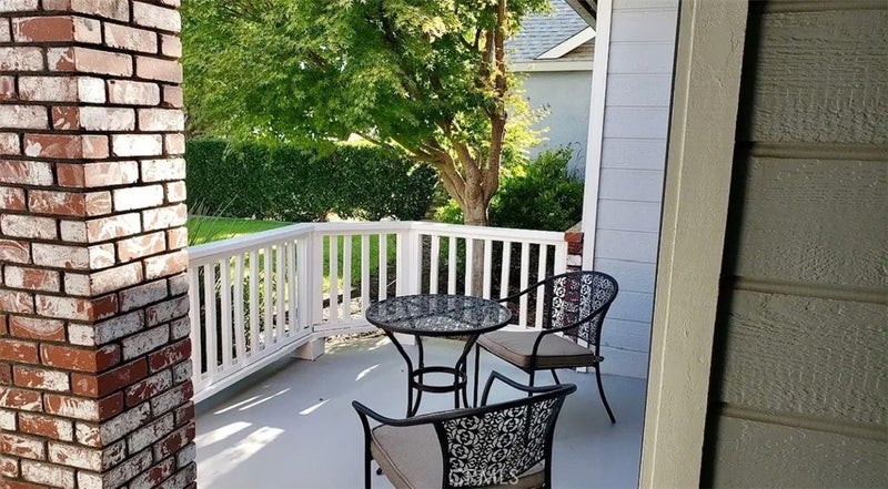 2559 E Fallbrook