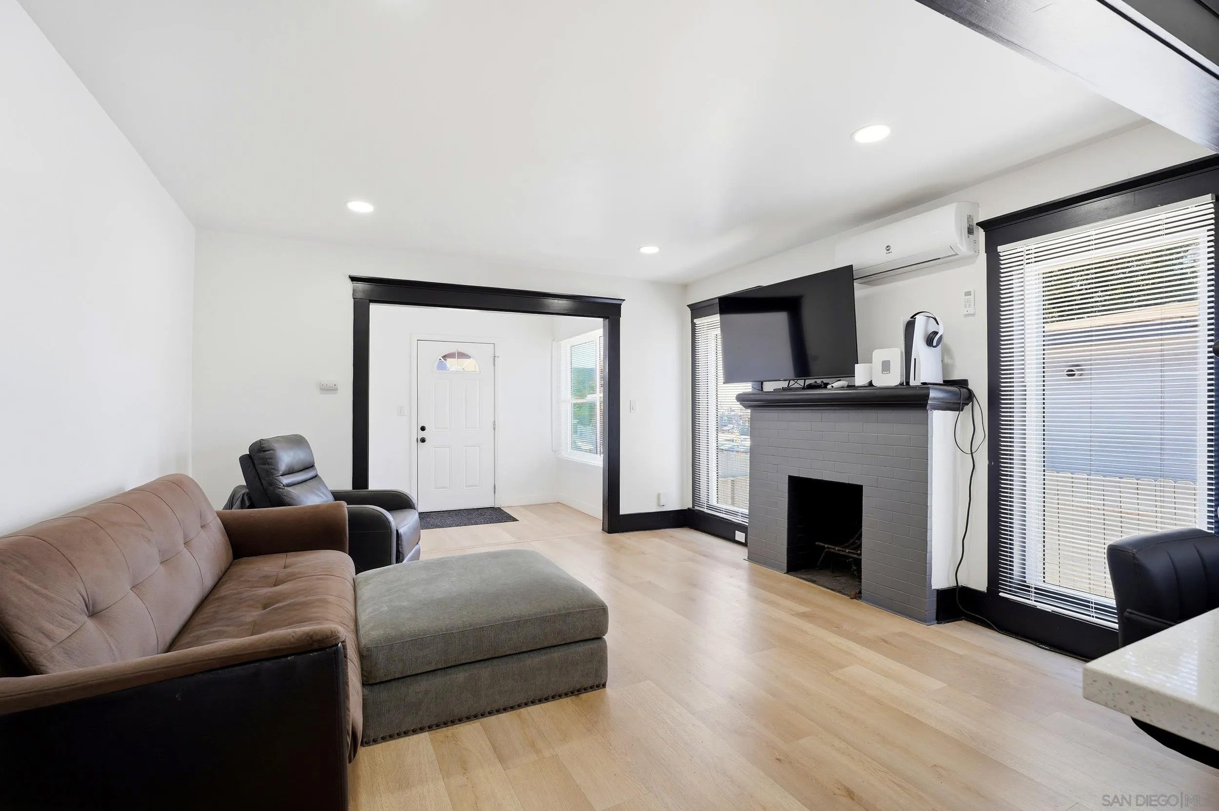 23 E 1st St