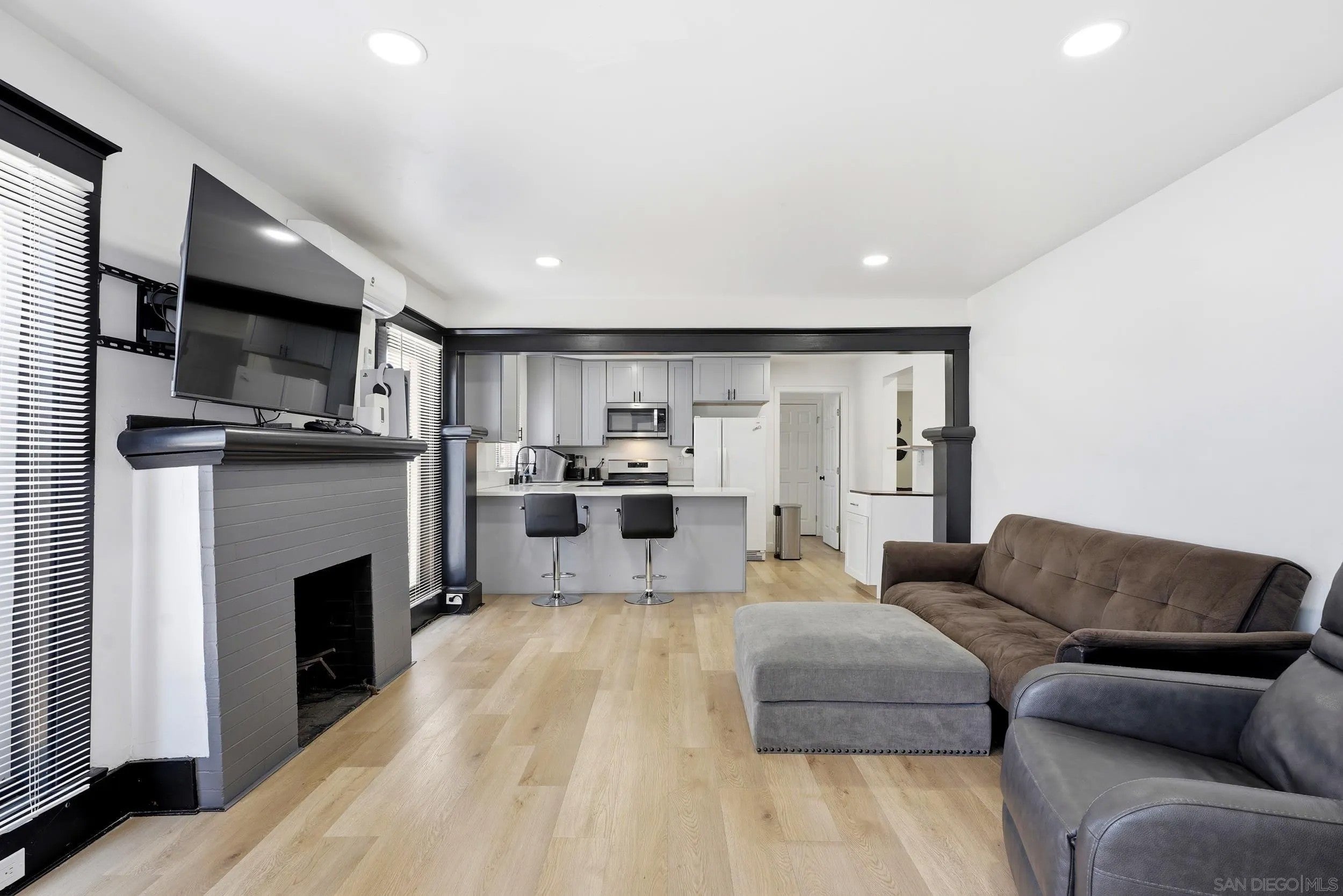 23 E 1st St