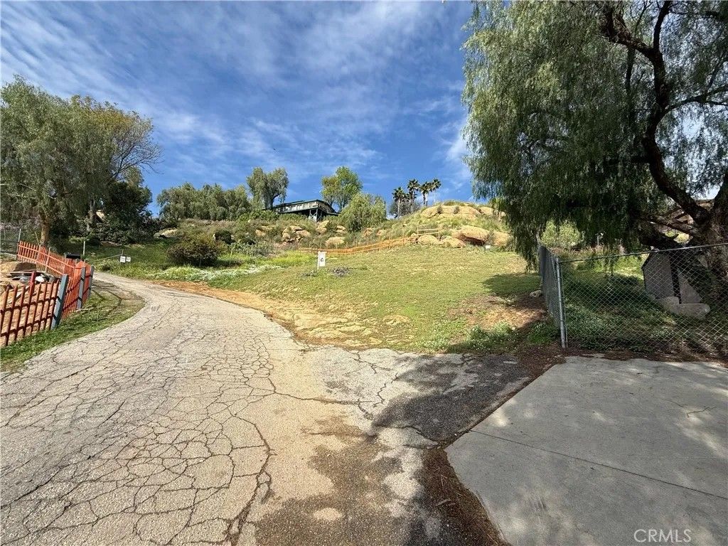 Photo of 7365 Webb Rd, Chatsworth, CA 91311 (MLS # SR26014356)