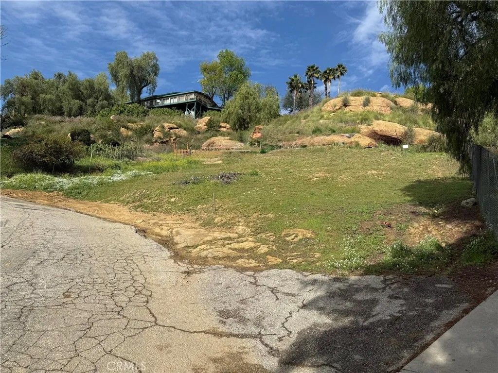 Photo of 7365 Webb Rd, Chatsworth, CA 91311 (MLS # SR26014356)