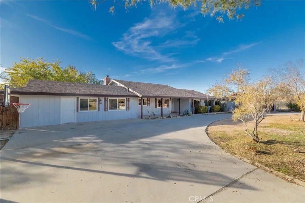 Photo of 19125 Hupa Rd, Apple Valley, CA 92307 (MLS # IV25275912)