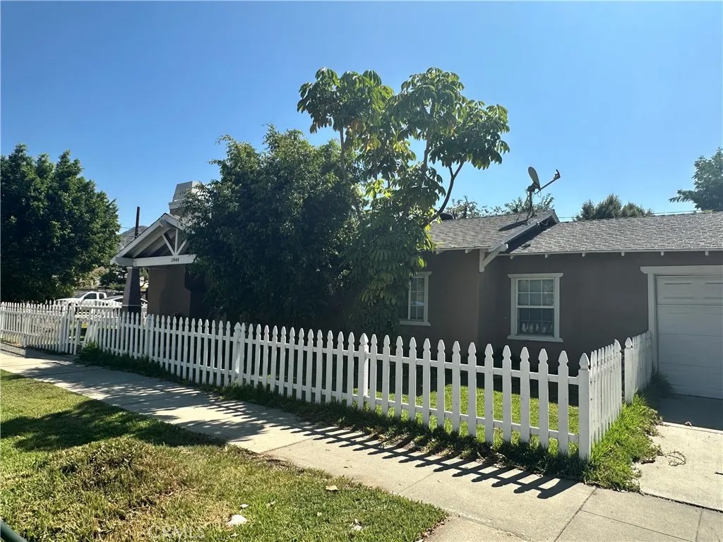 1044 N Sunset