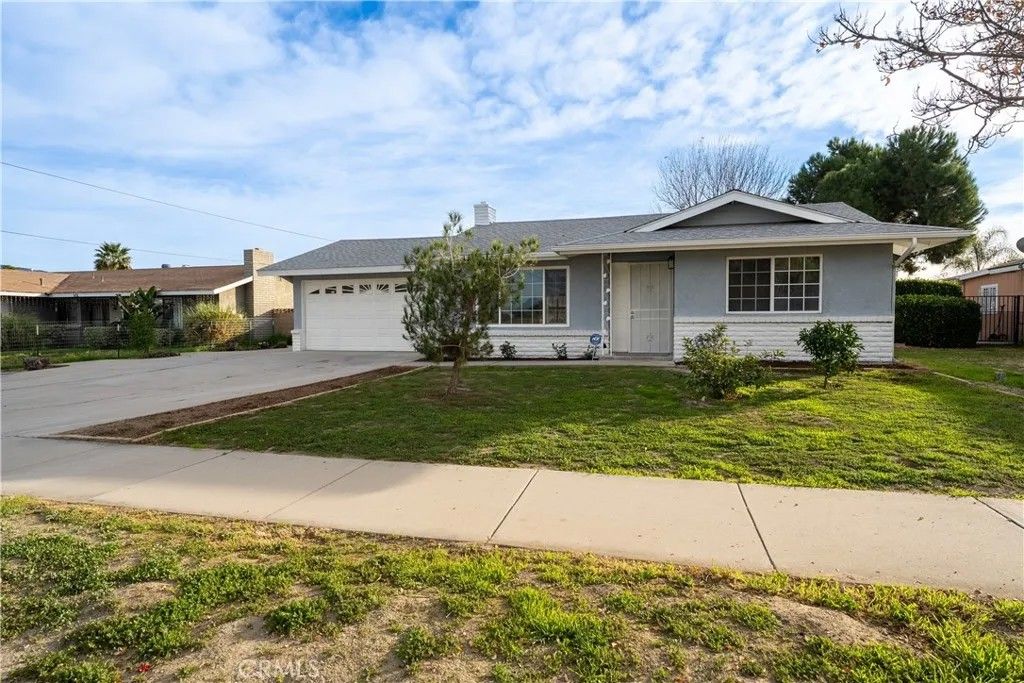 Photo of 638 N Girard St, Hemet, CA 92544 (MLS # CV25278586)