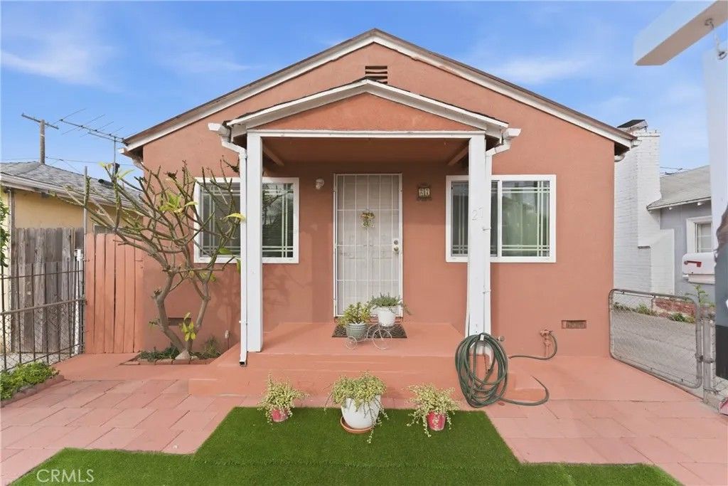 Photo of 27 W Pleasant St, Long Beach, CA 90805 (MLS # DW26016386)