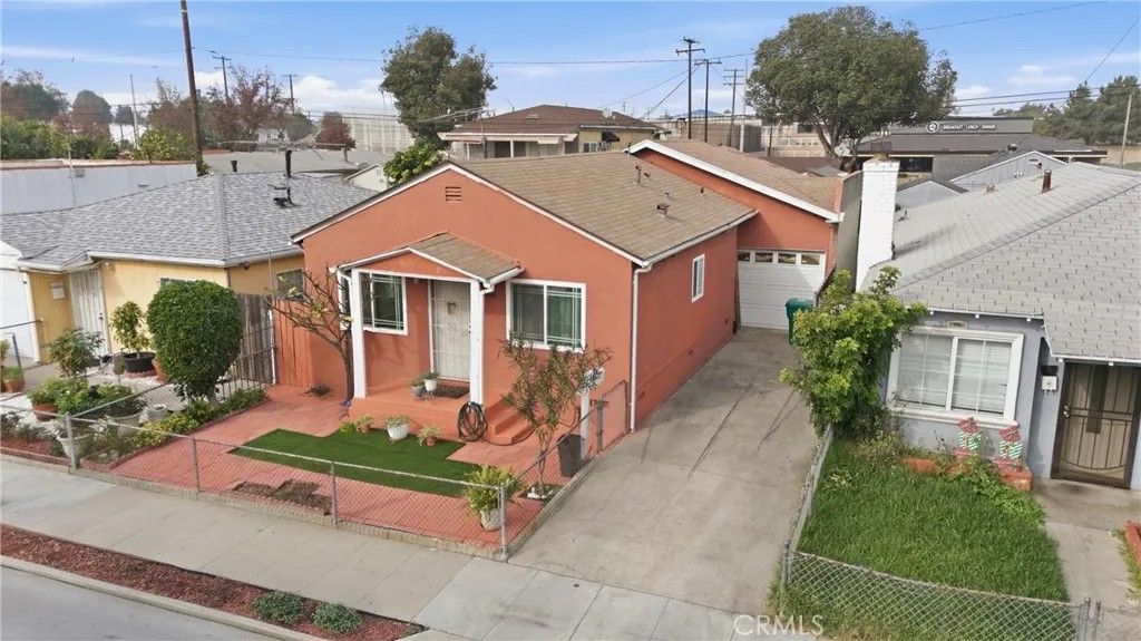 Photo of 27 W Pleasant St, Long Beach, CA 90805 (MLS # DW26016386)