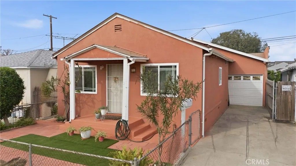 Photo of 27 W Pleasant St, Long Beach, CA 90805 (MLS # DW26016386)