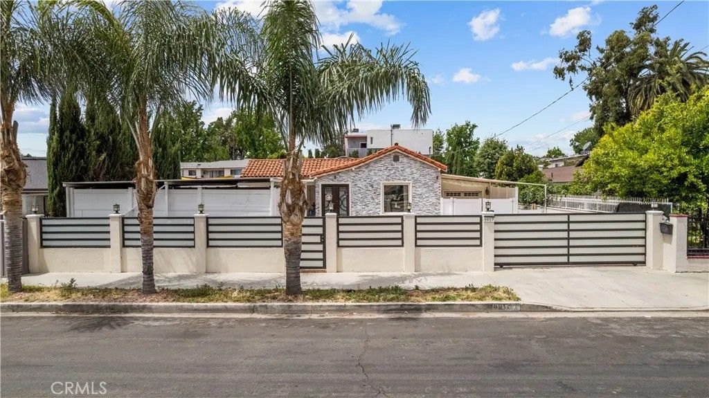Photo of 6917 Tyrone Ave, Van Nuys, CA 91405 (MLS # SR26093093)