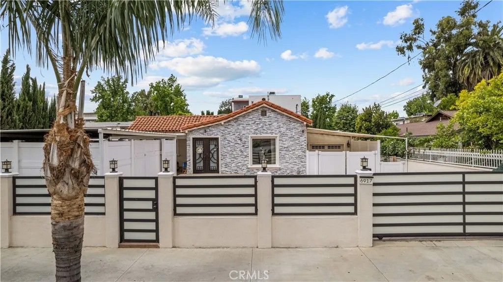 Photo of 6917 Tyrone Ave, Van Nuys, CA 91405 (MLS # SR26093093)