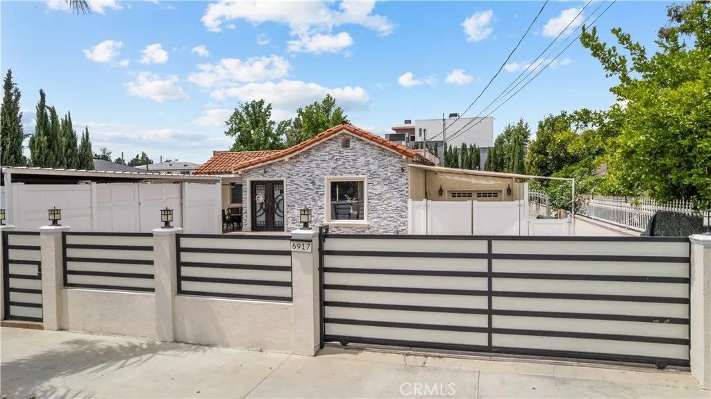 Photo of 6917 Tyrone Ave, Van Nuys, CA 91405 (MLS # SR26093093)