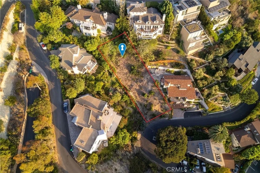 Photo of 2058 Crestview Dr, Laguna Beach, CA 92651 (MLS # OC26204978)