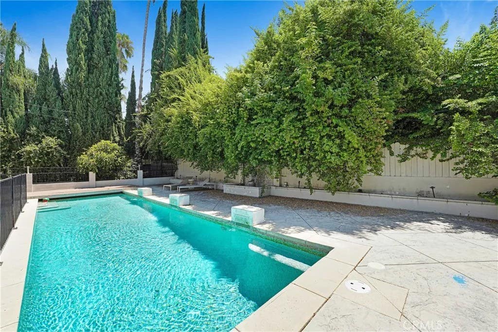 Photo of 22450 Collins ST, Woodland Hills, CA 91367 (MLS # SR26177360)
