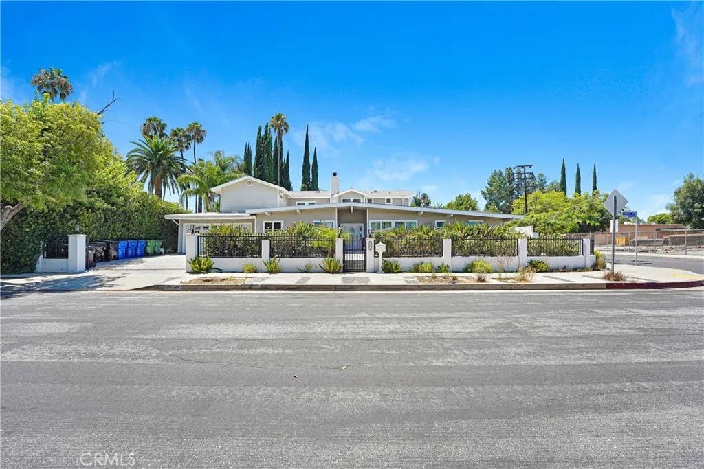 Photo of 22450 Collins ST, Woodland Hills, CA 91367 (MLS # SR26177360)