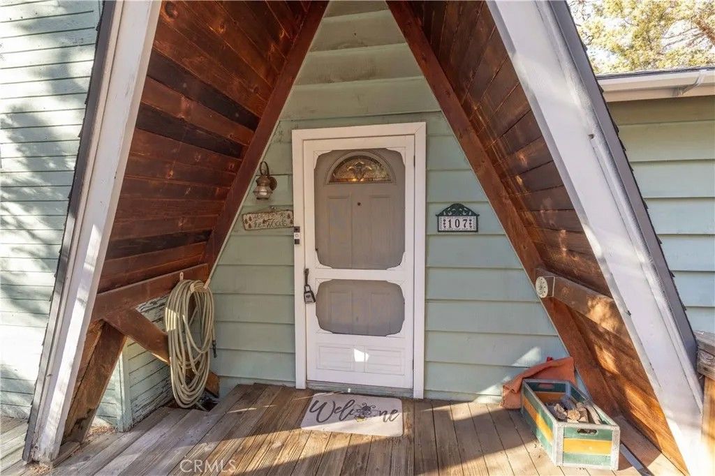 Photo of 107 E Aeroplane Blvd, Big Bear Lake, CA 92314 (MLS # IG26005182)