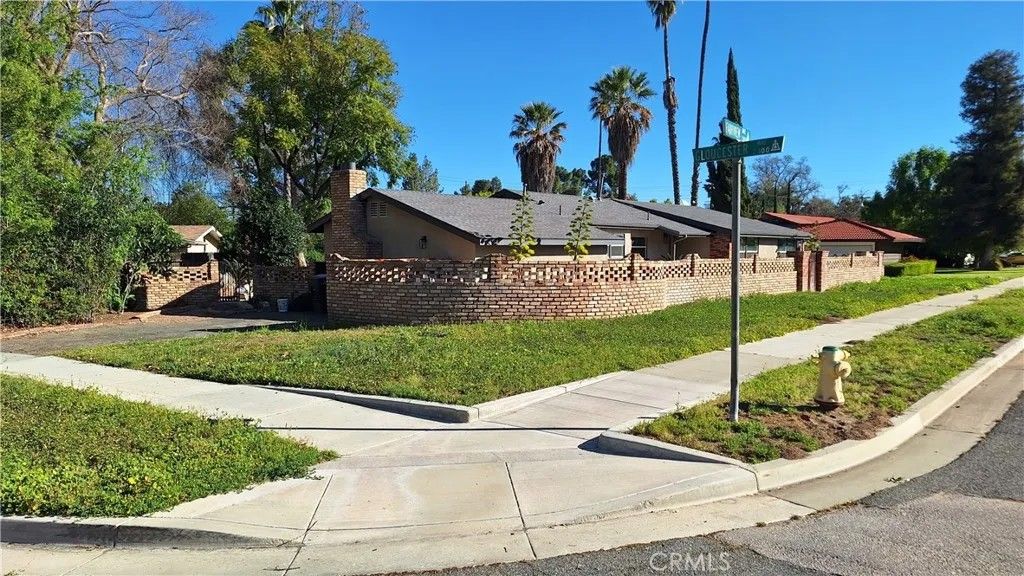 Photo of 2327 Fairview Ave, Riverside, CA 92506 (MLS # IV26053738)
