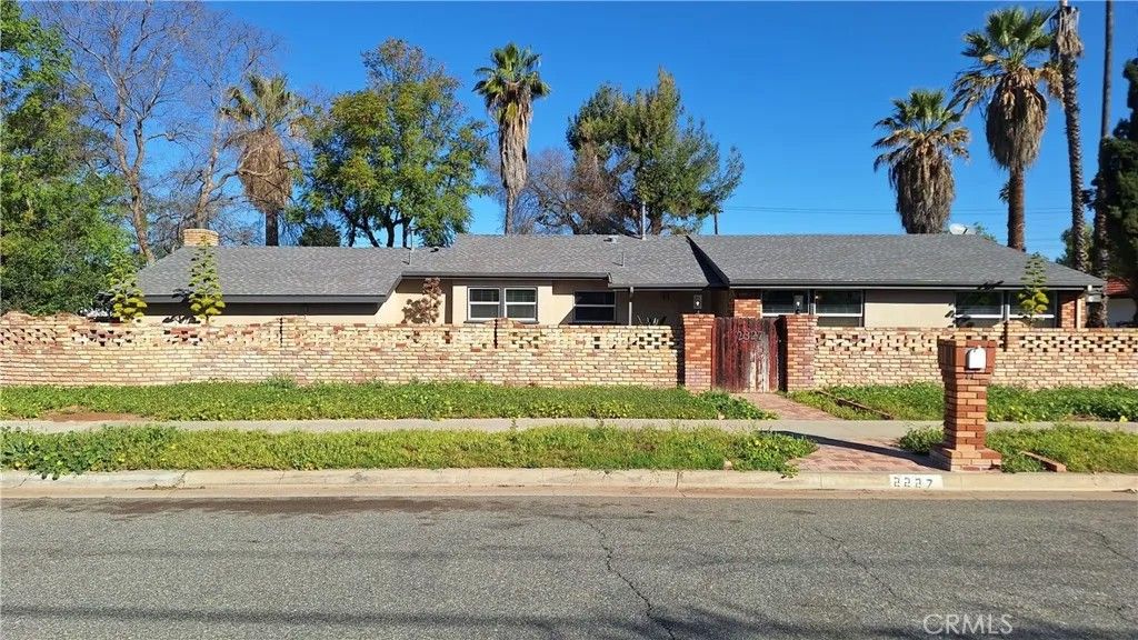 Photo of 2327 Fairview Ave, Riverside, CA 92506 (MLS # IV26053738)