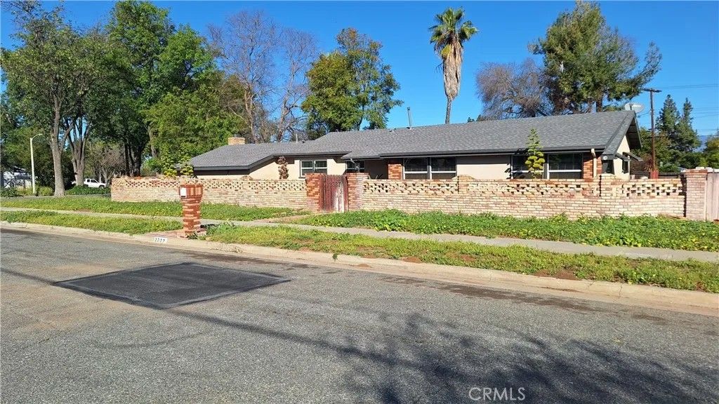 Photo of 2327 Fairview Ave, Riverside, CA 92506 (MLS # IV26053738)