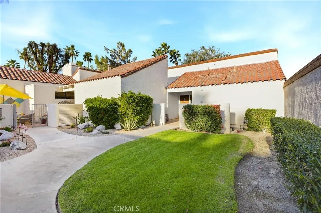 Photo of 450 Sunningdale Dr, Rancho Mirage, CA 92270 (MLS # IG26035072)