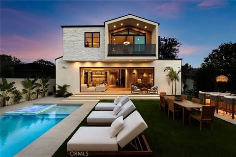 Photo of 12247 Addison St, Valley Village, CA 91607 (MLS # SR26046802)