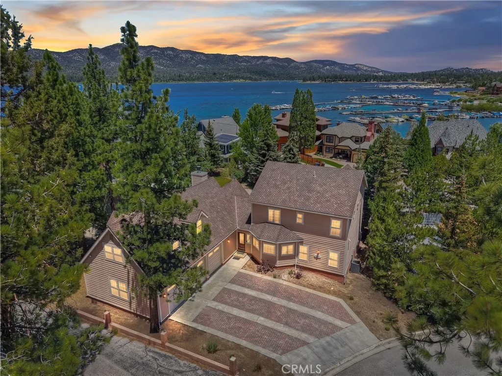 494 Lakeview Court