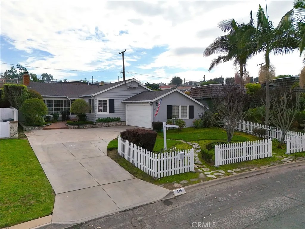 440 Via Los Miradores