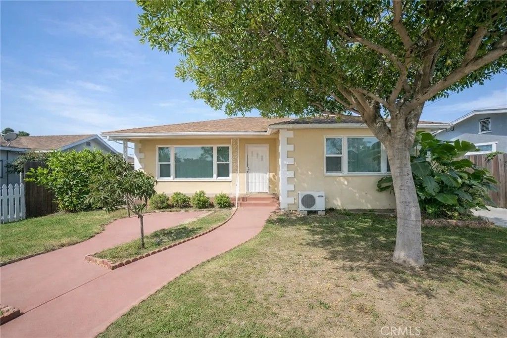 Photo of 517 N Soldano Ave, Azusa, CA 91702 (MLS # CV26063176)