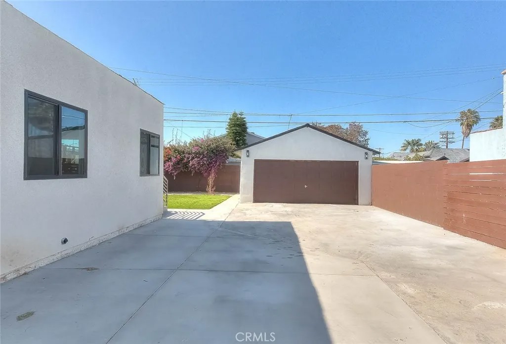 1827 W 76th