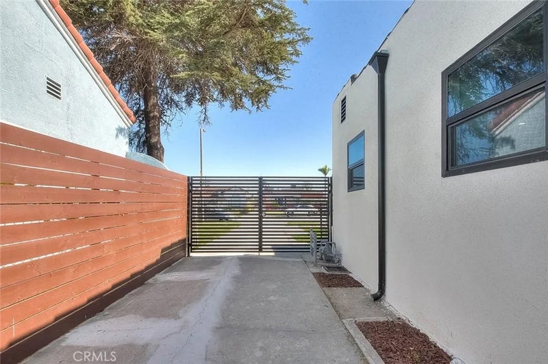 1827 W 76th