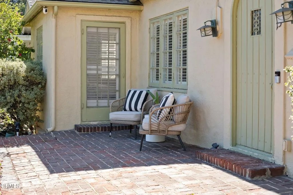 15 Oak Knoll Gardens Drive