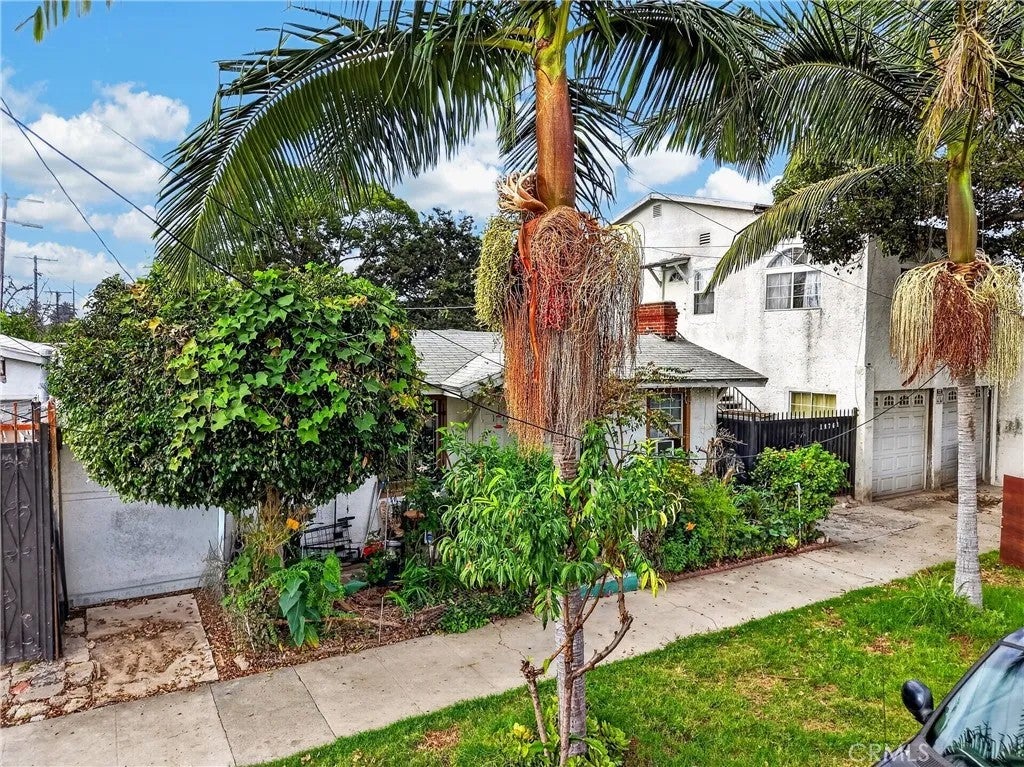 1870 W 37th Place
