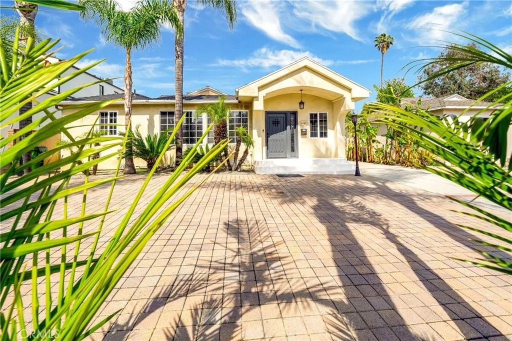 Photo of 16707 Moorpark Street, Encino, CA 91436 (MLS # SR26009968)