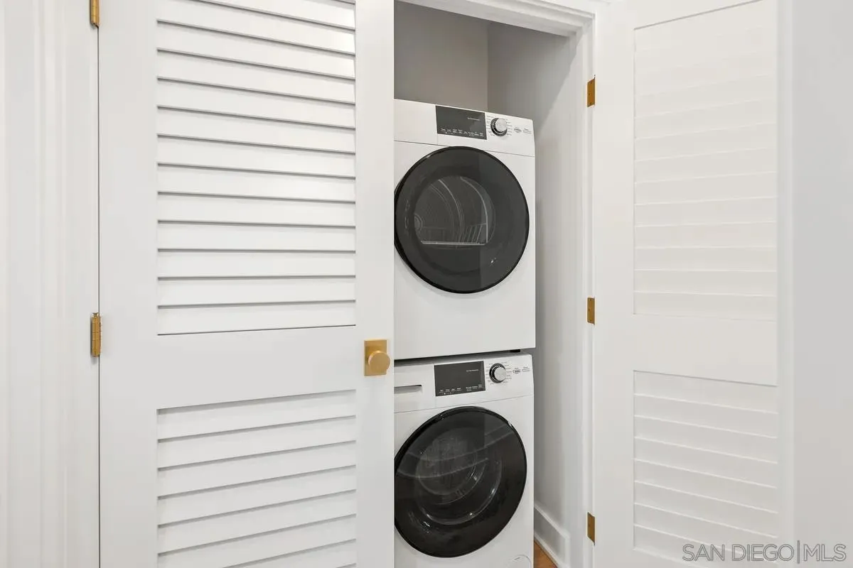 Coronado, California 92118, United States, 3 Bedrooms Bedrooms, ,3 BathroomsBathrooms,Residential,Active,221914