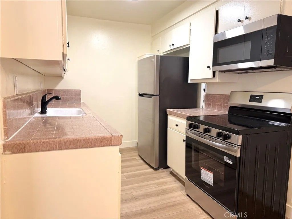 Photo of 18657 Collins Street #12A, Tarzana, CA 91356 (MLS # SR26078753)