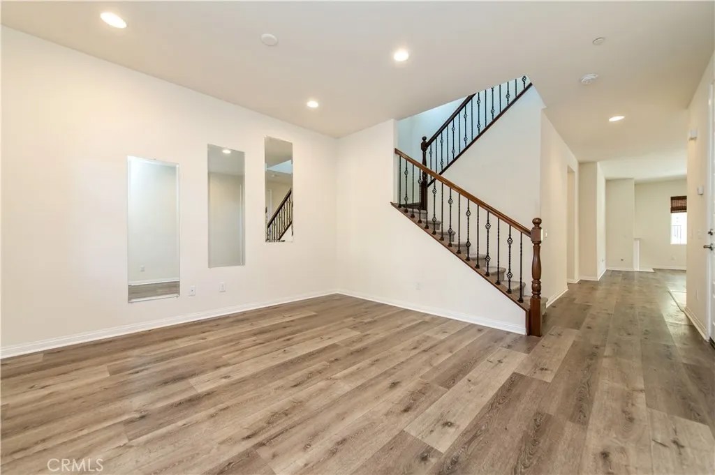 1735 Avenida Regina