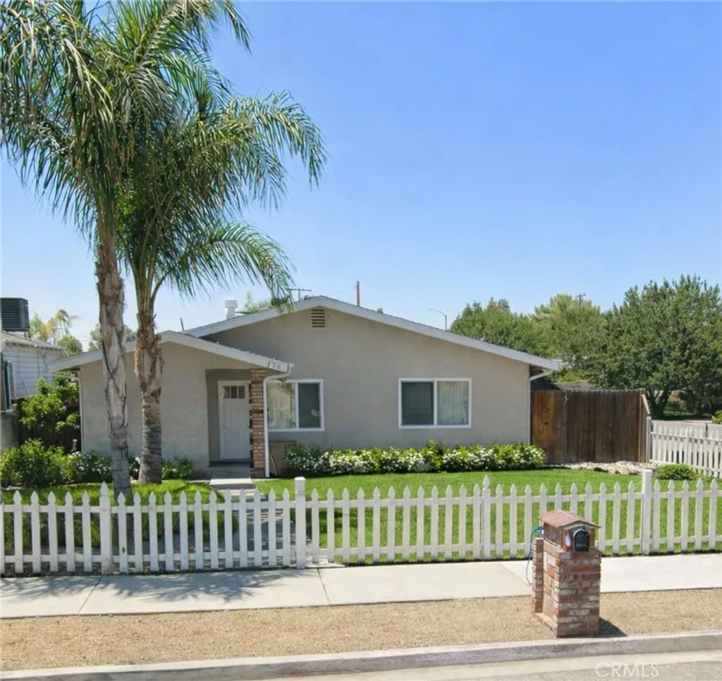 Photo of 175 N Tahquitz Ave, Hemet, CA 92543 (MLS # PW26000322)