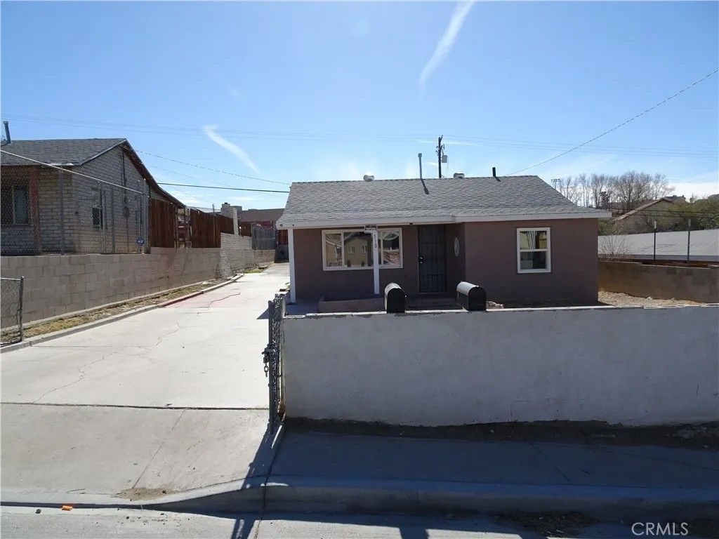 Photo of 510 W Fredricks St, Barstow, CA 92311 (MLS # DW26004751)