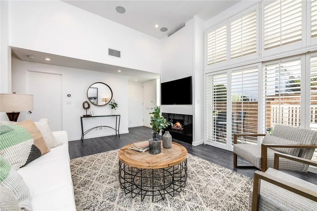 4345 W Sarah Street 3