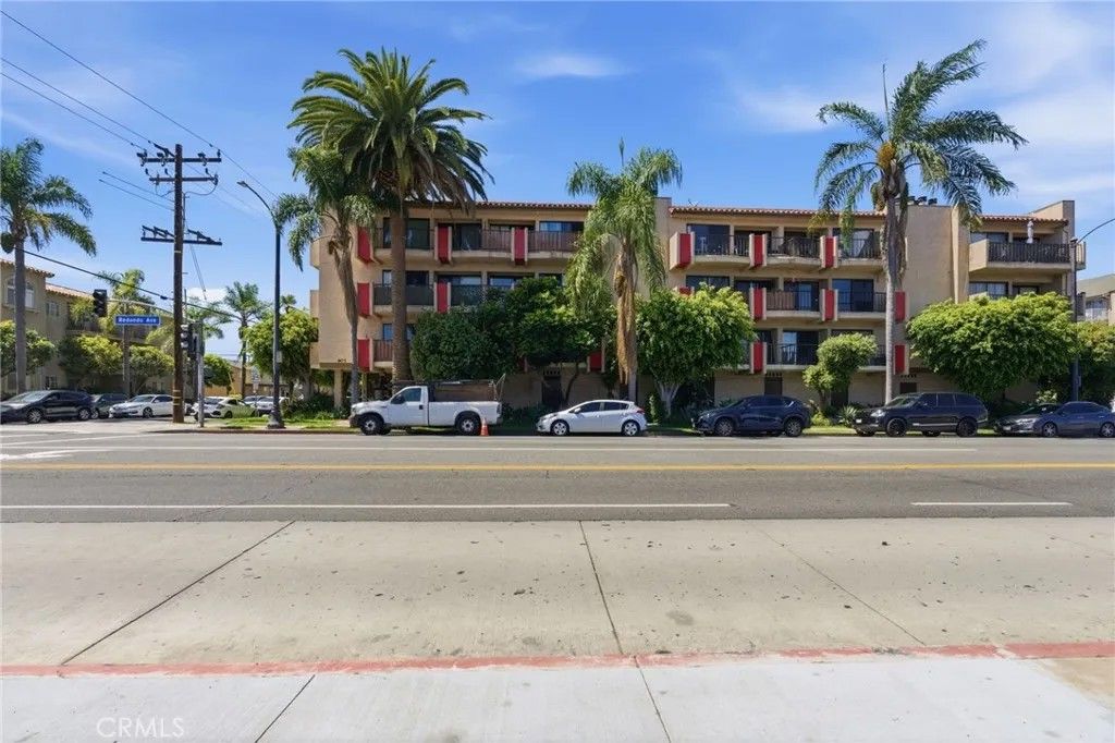 Photo of 605 Redondo Ave #304, Long Beach, CA 90814 (MLS # BB26079750)