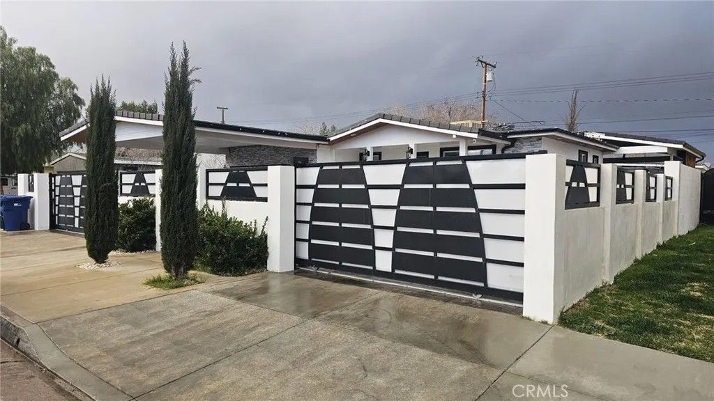 Photo of 1821 E Avenue Q12, Palmdale, CA 93550 (MLS # SR26038922)