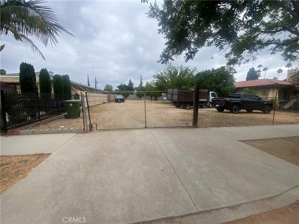 Photo of 18565 Ingomar ST, Reseda, CA 91335 (MLS # SR26143148)