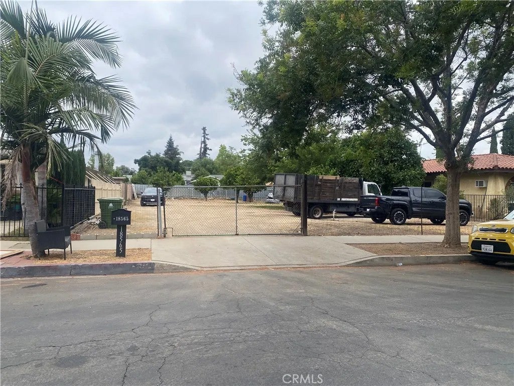 Photo of 18565 Ingomar ST, Reseda, CA 91335 (MLS # SR26143148)