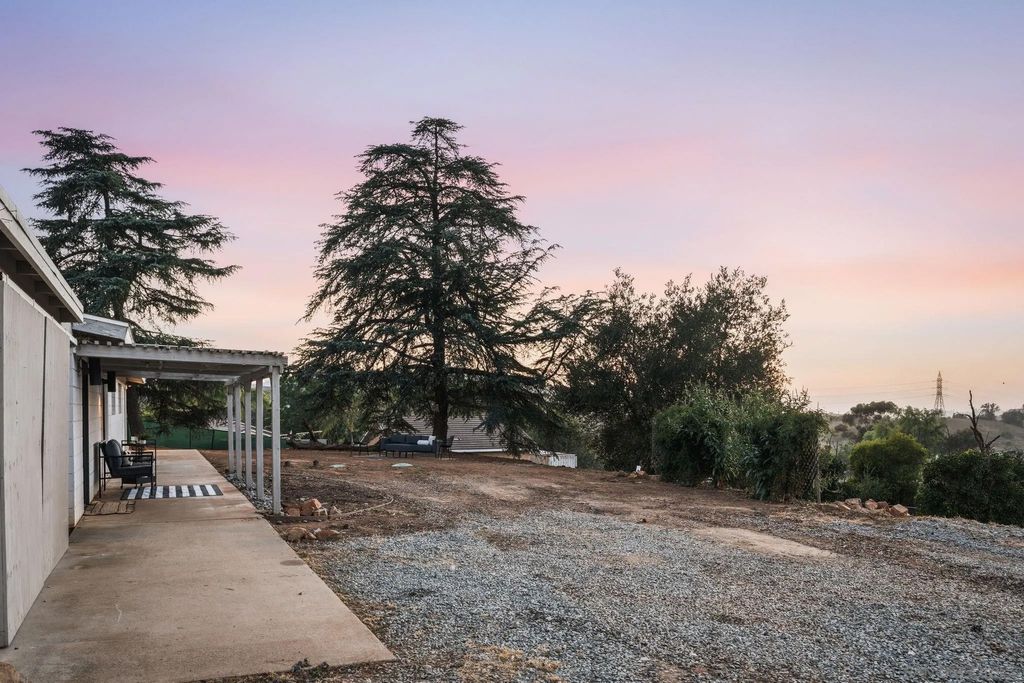Photo of 30562 Rolling Hills Dr, Valley Center, CA 92082 (MLS # 260013851)