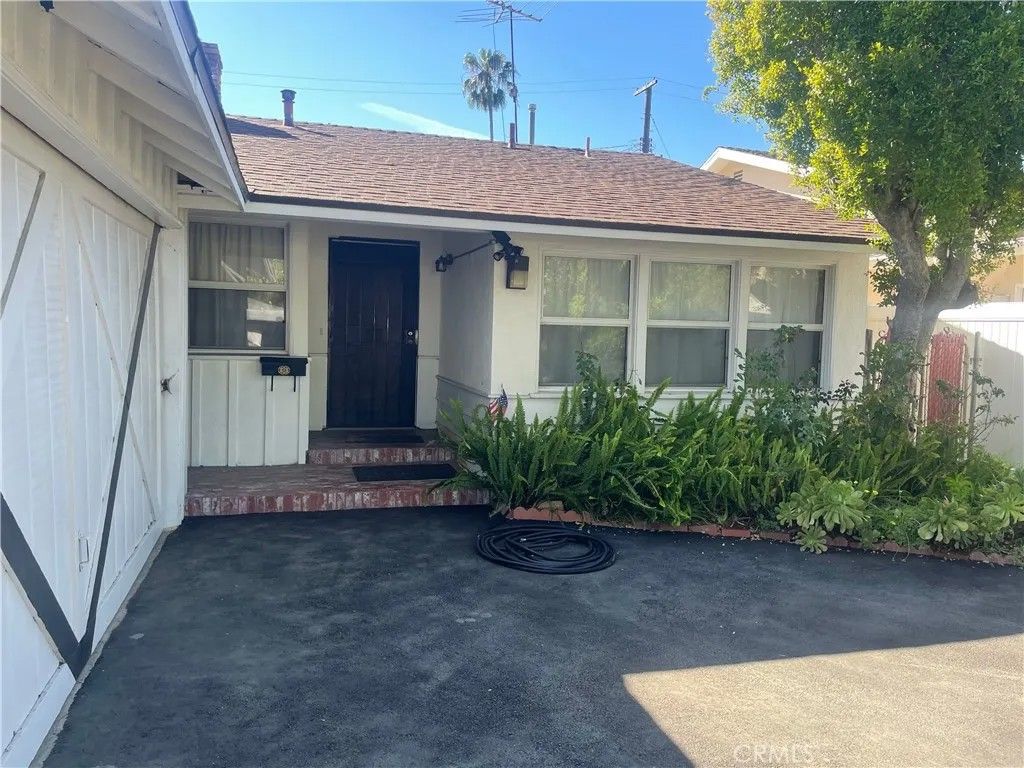 Photo of 6947 Murietta Avenue, Van Nuys, CA 91405 (MLS # BB26060699)