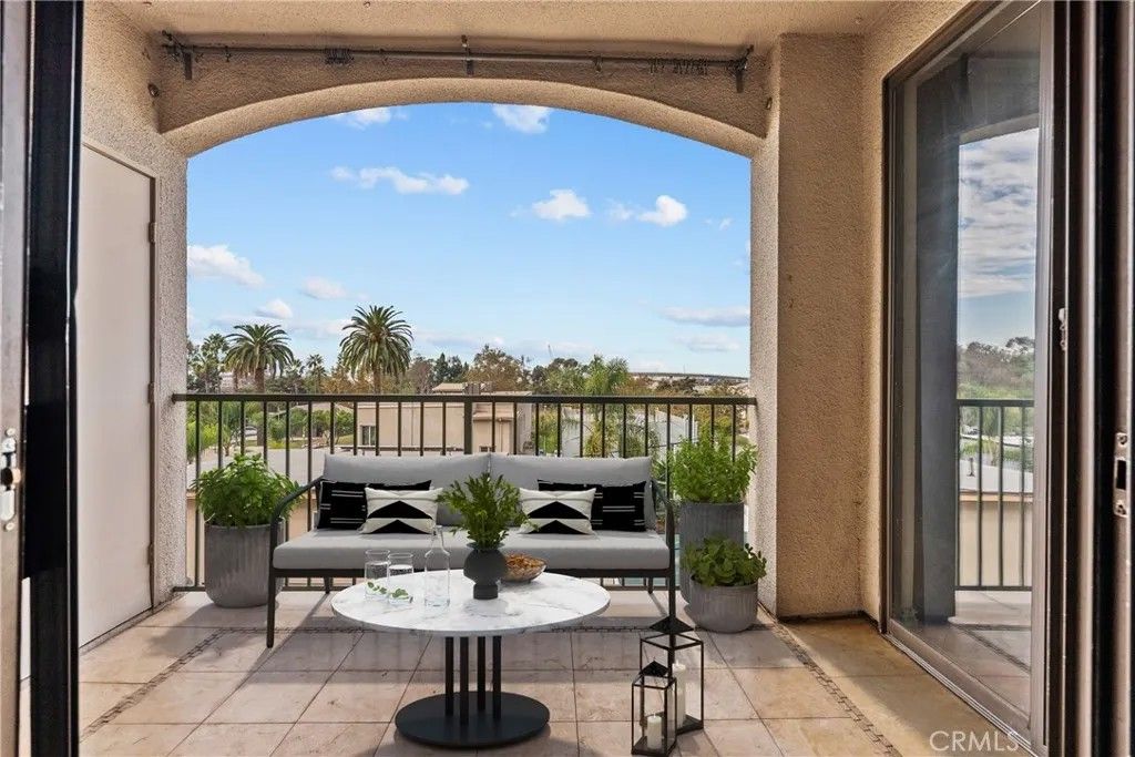 Photo of 555 Maine Ave #320 Ave, Long Beach, CA 90802 (MLS # SR25251667)