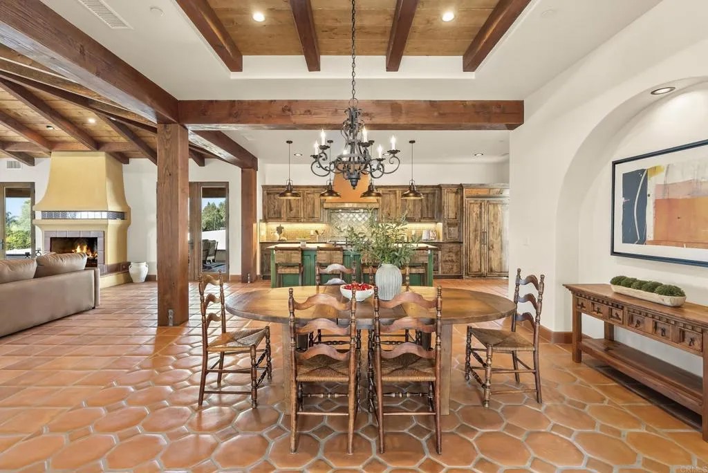 2525 Date Palm Court