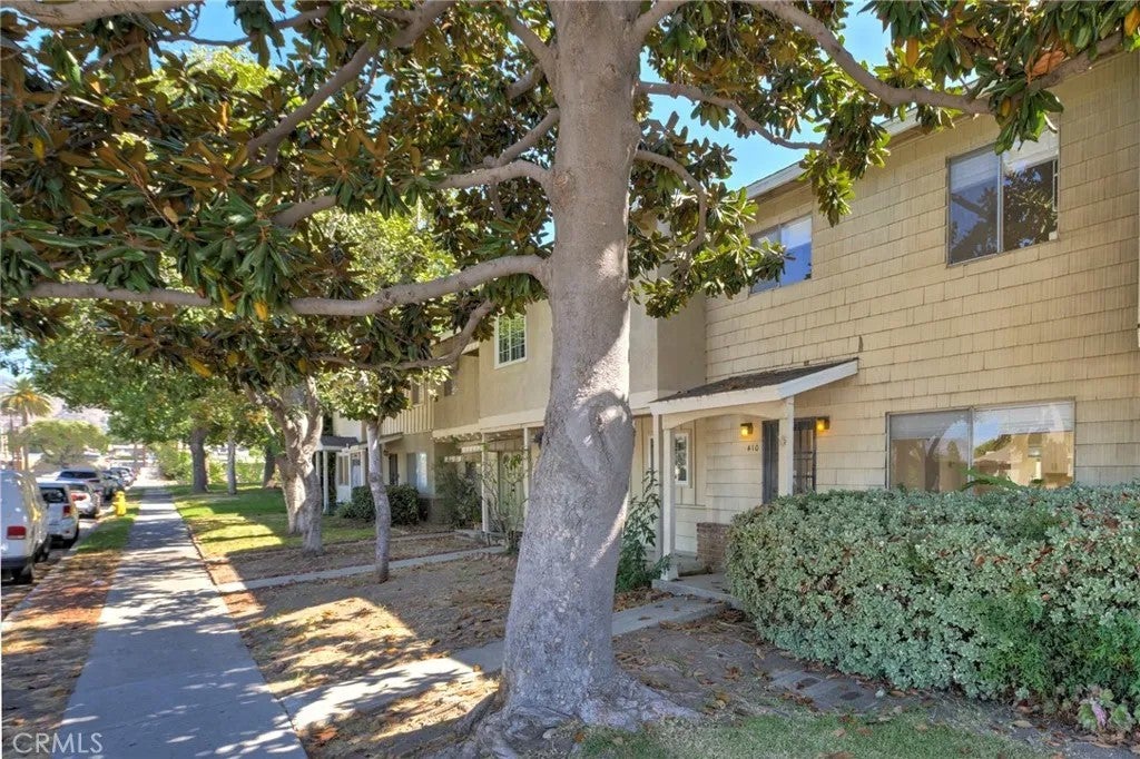 410 N Cerritos