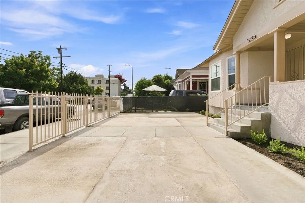 1223 E 35th