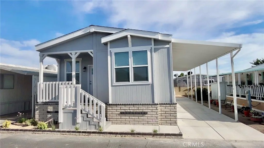 Photo of 675 W Oakland Ave #F7, Hemet, CA 92543 (MLS # SW26049273)