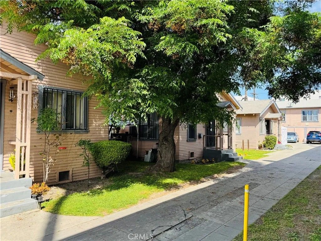 Photo of 613 W 80th St, Los Angeles, CA 90044 (MLS # RS26065957)